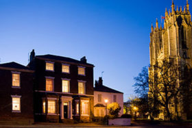 ”აქ ქალებს არ ელიან... ტერეზა მეის ადგილი მხოლოდ სამზარეულოშია” - რატომ აუკრძალა ჯონ ჰარტმა ქალებს საკუთარ სასტუმროში შესვლა