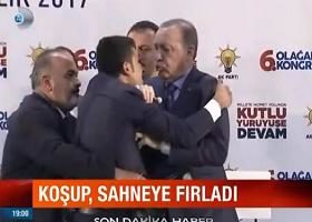 უცნობი ერდოღანს სცენაზე ჩაეხუტა