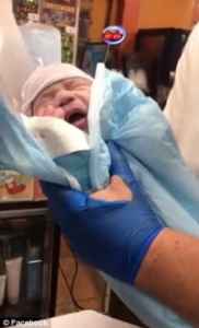 ყასაბმა და მაღაზიის მფლობელმა ქალს მარკეტში ბავშვი გააჩენინეს