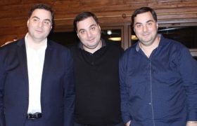 ანზორ კაჭახიძე: "მე არ მგონია, რომ დედას ვგავართ. დედა უფრო ლამაზი იყო" - შვილის წერილი გარდაცვლილ დედას ანზორ კაჭახიძე: "მე არ მგონია, რომ დედას ვგავართ. დედა უფრო ლამაზი იყო" - შვილის წერილი გარდაცვლილ დედას