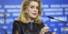 კატრინ დენევი ჰარვი ვაინშტეინს ამართლებს - ”ფლირტი დანაშაული არ არის”