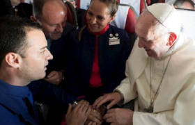 რომის პაპმა თვითმფრინავში ბორტგამცილებლები დააქორწინა რომის პაპმა თვითმფრინავში ბორტგამცილებლები დააქორწინა