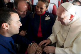 რომის პაპმა თვითმფრინავში ბორტგამცილებლები დააქორწინა