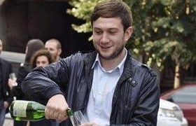 ია სუხიტაშვილის ქმარი, სანდრო შარაშიძე, სამზარეულოში სასწაულებს ახდენს - "წვნიანის გაკეთება ჩემთვის ჩინურივით არის" ია სუხიტაშვილის ქმარი, სანდრო შარაშიძე, სამზარეულოში სასწაულებს ახდენს - "წვნიანის გაკეთება ჩემთვის ჩინურივით არის"