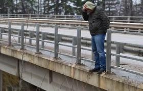 “მამაკაცი ხიდზე იყო და გადმოხტომას აპირებდა… მისი სახე დამსხვრეულ სარკეს გავდა” – როგორ გადაარჩინა ახალგაზრდა ქალმა 45 წლის კაცი “მამაკაცი ხიდზე იყო და გადმოხტომას აპირებდა… მისი სახე დამსხვრეულ სარკეს გავდა” – როგორ გადაარჩინა ახალგაზრდა ქალმა 45 წლის კაცი
