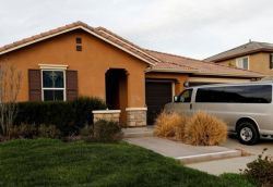 კალიფორნიაში ცოლ-ქმარი დააკავეს, რომლებსაც 13 შვილი ჯაჭვებით დაბმული ჰყავდათ