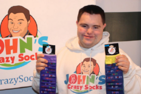 მილიონერი ბიჭი დაუნის სინდრომით სახალისო წინდებს ყიდის