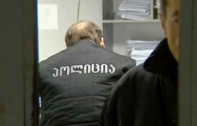 წითელ ბაღთან მოსწავლეების დაჭრის ბრალდებით მათი ყოფილი თანაკლასელი დააკავეს