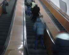 "ესკალატორზე მაღლა მიმავალ მწვანექურთუკიან ქალბატონს და მის გვერდით მდგარ მაღალ ბიჭს დააკვირდით!"