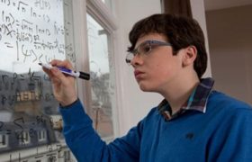 ფიზიკის 14 წლის გენიოსი აუტისტი, რომელშიც ექიმები მომავალს ვერ ხედავდნენ ფიზიკის 14 წლის გენიოსი აუტისტი, რომელშიც ექიმები მომავალს ვერ ხედავდნენ