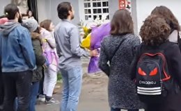 უცხოელ  მამაკაცს თბილისელები დაეხმარნენ შეყვარებულისთვის სიურპრიზის მოწყობაში - ვიდეო