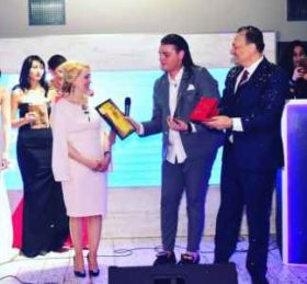 ბელა ალანიას გლამურული დედის დიპლომი გადასცეს