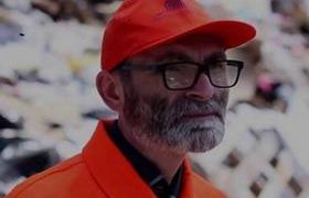 ”მე მეეზოვე ვარ... ხუთი წლის წინ სანაგვეზე ჩვილი ვიპოვე, ის ახლა ჩემი შვილია... მადლობა ღმერთს, რომ ადამიანებს შვილის გადაგდებაც შეუძლიათ სანაგვეზე...”