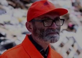 ”მე მეეზოვე ვარ... ხუთი წლის წინ სანაგვეზე ჩვილი ვიპოვე, ის ახლა ჩემი შვილია... მადლობა ღმერთს, რომ ადამიანებს შვილის გადაგდებაც შეუძლიათ სანაგვეზე...”