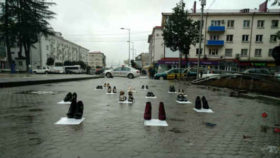 ”ჩემი შვილი გეია, მე ის მიყვარს, მაგრამ აქციაზე ვერ გამოვდივარ” - ფეხსაცმელების აქცია ზუგდიდში