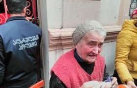 ამ წუთებში ბათუმში პოლიცია ასახლებს 82 წლის მოხუცს, რომელიც ჩამორთმეულ ბინაში ამწეთი შევიდა