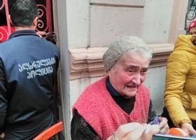 ამ წუთებში ბათუმში პოლიცია ასახლებს 82 წლის მოხუცს, რომელიც ჩამორთმეულ ბინაში ამწეთი შევიდა