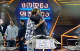 25 წლის ექიმმა სამჭკუაშვილმა 25.000 ლარი მოიგო გადაცემაში ,,ცოდნა ფულია"- ვიდეო 25 წლის ექიმმა სამჭკუაშვილმა 25.000 ლარი მოიგო გადაცემაში ,,ცოდნა ფულია"- ვიდეო