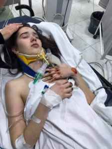 "თავში სისხლჩაქცევა და საჯდომი ძვლის მოტეხილობა აქვს, ელენთიდან სისხლი სდის" - ვინ არის გოგონა, რომელსაც ზებრაზე ავტომანქანა დაეჯახა