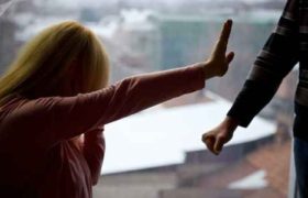 რატომ ეგუება ოთხი მსხვერპლი ქალი მოძალადე ქმარს - „ალბათ ისევ მცემს, მაგრამ რა ვქნა?“ რატომ ეგუება ოთხი მსხვერპლი ქალი მოძალადე ქმარს - „ალბათ ისევ მცემს, მაგრამ რა ვქნა?“