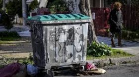 მამაკაცი ჩვილს ნაგავში აგდებს - ვიდეო