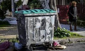 მამაკაცი ჩვილს ნაგავში აგდებს - ვიდეო