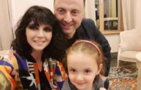 ვასო ფხაკაძის მოდელი ცოლი პოდიუმზე ბრწყინავდა