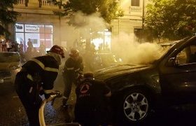 თავისუფლების მოედანზე მანქანას ცეცხლი გაუჩნდა