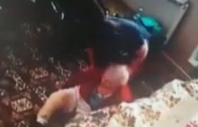 მომვლელი მოხუც ქალს სასტიკად სცემდა და ფეხი მოტეხა - ფაქტი კამერამ დააფიქსირა