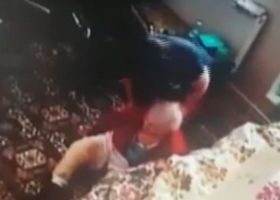 მომვლელი მოხუც ქალს სასტიკად სცემდა და ფეხი მოტეხა - ფაქტი კამერამ დააფიქსირა