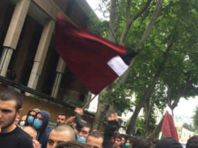 ,,ჩვენ შევქმნით სამოქალაქო გვარდიას“ - კონტრაქციის 300-მდე აქტივისტს პოლიცია პარლამენტის შენობისკენ არ უშვებს