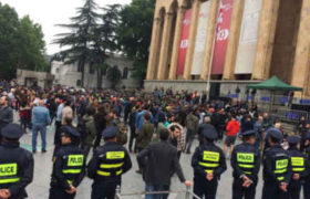 პოლიციამ პარლამენტის წინ კორდონი გააკეთა