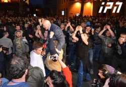 კონტრაქციის მონაწილეებმა პარლამენტთან მიმდინარე აქციის მონაწილეებს დასაშლელად ერთი საათი მისცეს