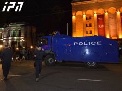 პარლამენტის შენობასთან წყლის ჭავლის ორი მანქანა მიიყვანეს