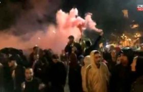 რა ხდება ამ წუთებში პარლამენტის შენობის წინ - ვიდეო