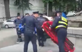 პოლიციამ პარლამენტის წინ კარვები აშალა