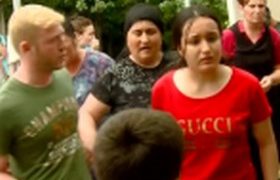 ძალადობა თუ სიყვარული - 16 წლის გოგო ამბობს, რომ სიყვარულით გათხოვდა, მისი ოჯახი კი ამტკიცებს, რომ მას აშინებენ და ძალადობენ