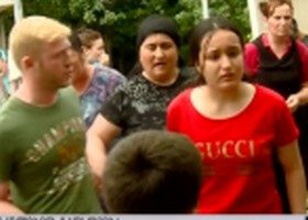 ძალადობა თუ სიყვარული - 16 წლის გოგო ამბობს, რომ სიყვარულით გათხოვდა, მისი ოჯახი კი ამტკიცებს, რომ მას აშინებენ და ძალადობენ