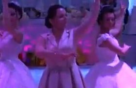 "მეუღლე გარდაცვლილი მყავს და სიმღერა და ცეკვა მას მივუძღვენი" - მარი ფუტკარაძის ცეკვამ 2 რძალთან ყველა მოხიბლა - ვიდეო