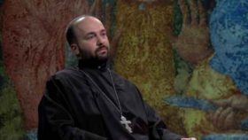 მამა ილია: ,,ივანიშვილი თავის სტიქიაშია, ამასობაში კი ბავშვები და მოხუცები ნაგავში იქექებიან"