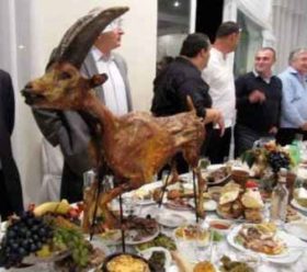 ხელისუფლებამ რესტორნებში 4 მილიონი ლარი დახარჯა - რა უჯდება ხალხს მთავრობის ჭამა-სმა