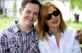 გიგო შიუკაშვილის დედა: ,,ჩემმა შვილმა ახალი სამყარო აღმომაჩენინა” გიგო შიუკაშვილის დედა: ,,ჩემმა შვილმა ახალი სამყარო აღმომაჩენინა”