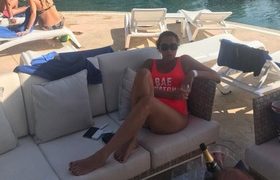 ეკა ხოფერიამ წითელ საცურაო კოსტიუმში ყველა გააოცა