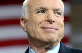 ჯონ მაკკეინი სამხედრო პატივით დაკრძალეს