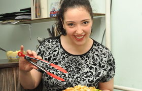 ნინო მუმლაძის ქათმის კერძი ვაშლით და ხახვით - ,,დაბალკალორიული პროდუქტებისგან კერძების ახალ-ახალ ვარიაციებს ვქმნი" ნინო მუმლაძის ქათმის კერძი ვაშლით და ხახვით - ,,დაბალკალორიული პროდუქტებისგან კერძების ახალ-ახალ ვარიაციებს ვქმნი"