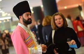 მამაკაცი ვარდისფერი ჩოხით ფრანკფურტის წიგნის ბაზრობაზე მამაკაცი ვარდისფერი ჩოხით ფრანკფურტის წიგნის ბაზრობაზე