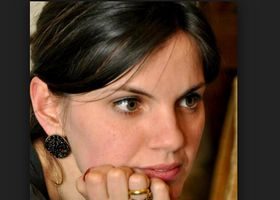 ”ბიჭი ჯერ ერთ მანქანას შეუვარდა, ფარი ჩაულეწა, მერე უზარმაზარ მანქანას მიასკდა და ბოლოს ძირს დაეცა...”