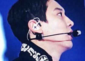 ,,ექსოს" წევრები დემნა გვასალიას სამოსით - საქართველოს დროშებით და ქართული წარწერებით