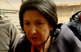,,ვეღარ მიეჩვიეთ, რომ პრეზიდენტი ვარ? ცოტა ჩაიწიეთ" - სალომე ზურაბიშვილი ჟურნალისტებს - ვიდეო
