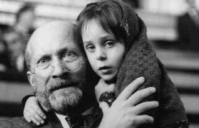 „ყველა ადამიანი არამზადა როდია,“ – უთხრა ფაშისტებს კორჩაკმა და ბავშვებთან ერთად გაზის კამერაში შევიდა „ყველა ადამიანი არამზადა როდია,“ – უთხრა ფაშისტებს კორჩაკმა და ბავშვებთან ერთად გაზის კამერაში შევიდა